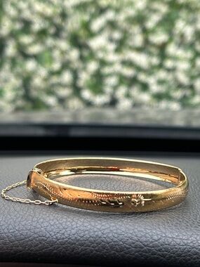 14K Gold Plated Etched Floral Engraved Hinged Bangle Size 7.25”